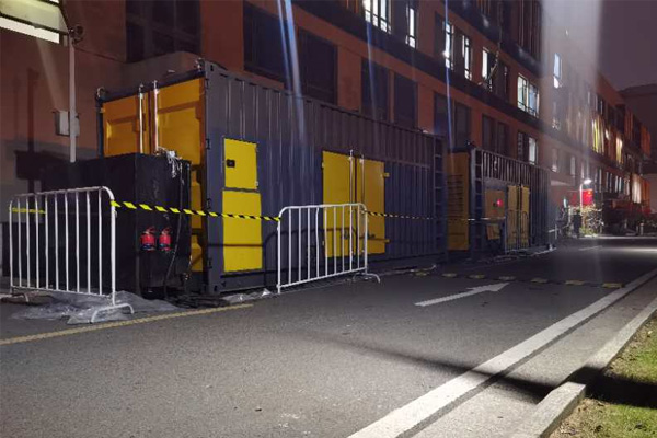 灵璧柴油发电机组的输出电压是如何调节的？