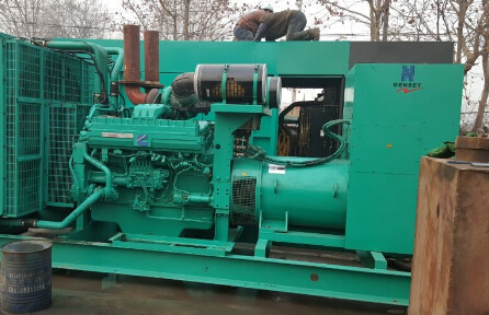 灵璧发电机组如何判断水冷式机油散热器内部是否需要清洗？